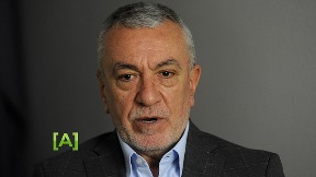 Između čekića i nakovnja